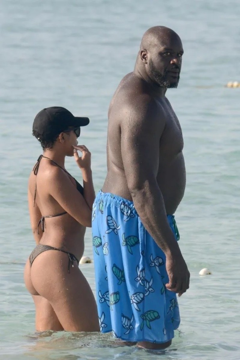 Папарацци подсмотрели, как громадная звезда баскетбола Шакил О'Нил отдыхает на пляже со своей миниатюрной подружкой